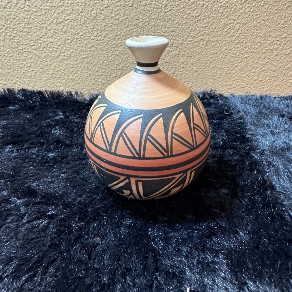 Handcrafted Native American Dineh  Pottery Vase With Geometric Patterns  5.5"